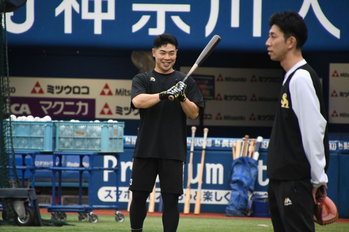 バットを手に笑顔を見せる近藤｜ソフトバンク近藤健介は日本シリーズ敵