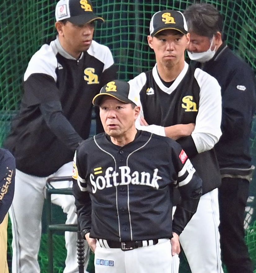 4日のオリックス戦で監督代行として指揮を執る森ヘッドコーチ