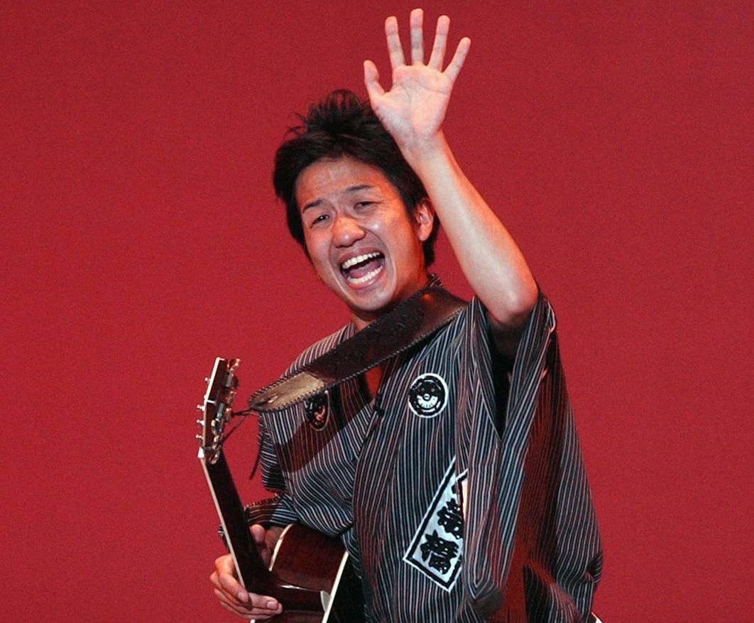 ギター侍〟で大ブレイク…波田陽区、51歳の近影に「当時マネしてたなあ