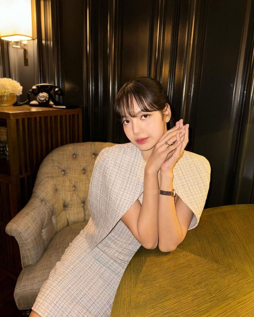 オーマイガー！」ダウンの中は…衝撃ファッションのBLACKPINK・LISAに