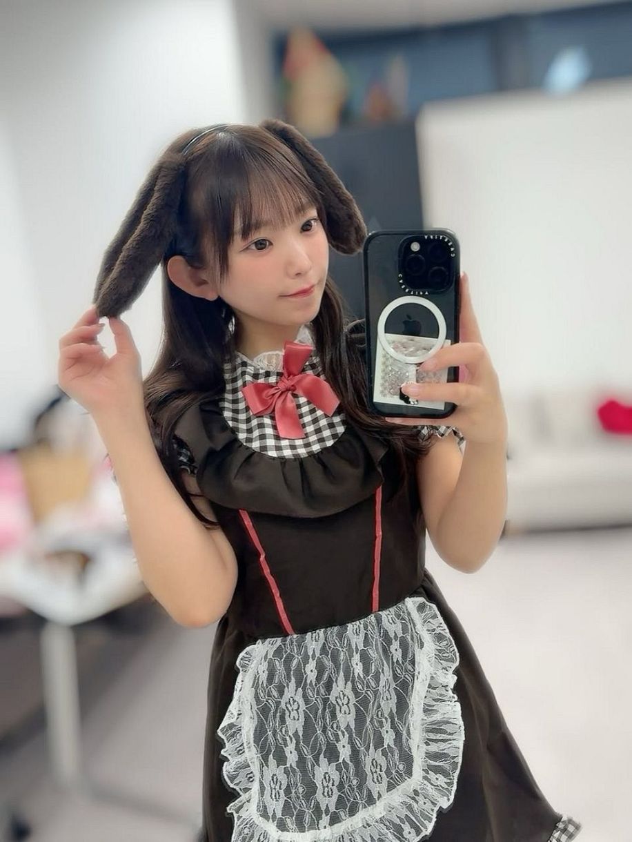 うなぎに目がいかない…」ぴたぴたTシャツでお食事ショットのアイドル