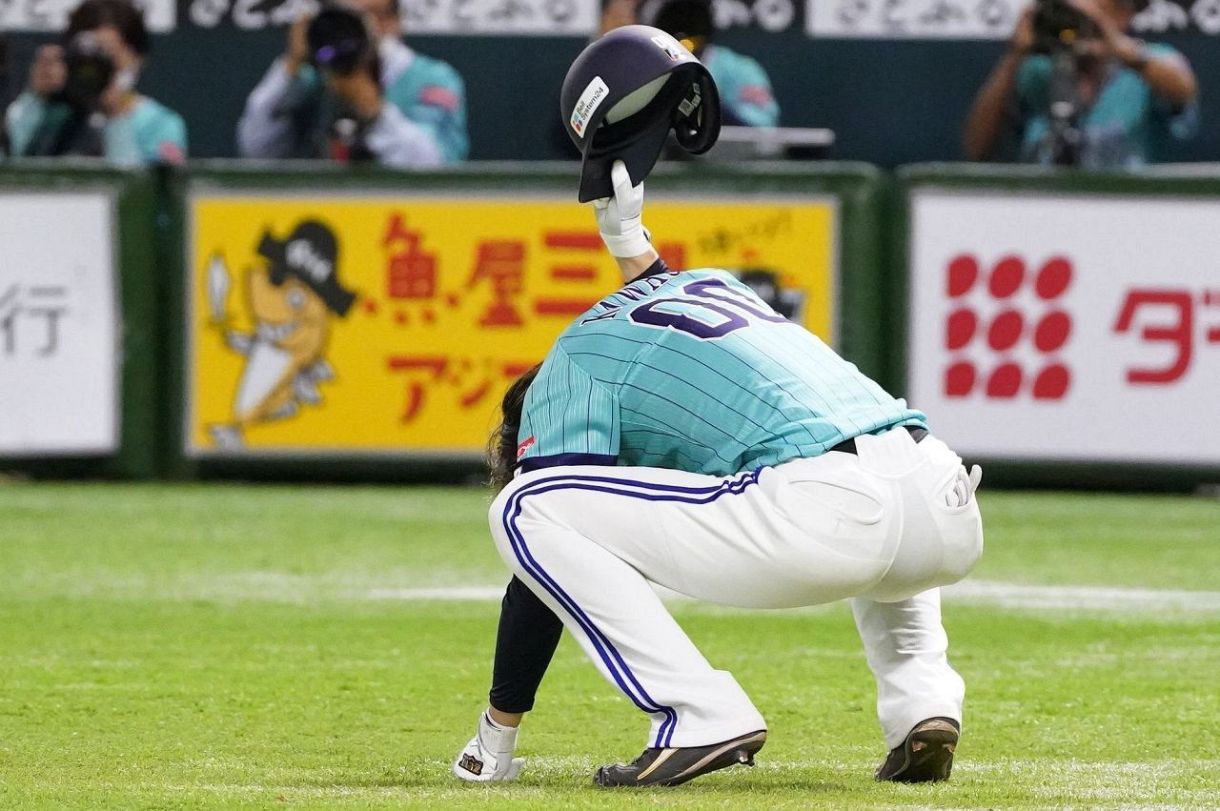 動画】一度は我慢も…ヘルメットたたきつけたソフトバンク川瀬晃 SNS上