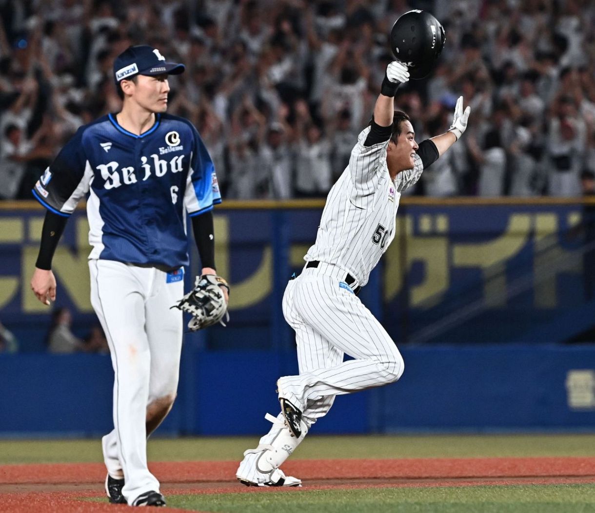 源田壮亮選手　スパイク　② 源田が負傷交代 右手を痛め病院へ 白井コーチ「相手のスパイクに