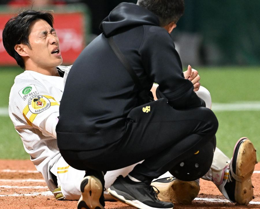 ソフトバンク柳田悠岐、右膝付近に死球で途中交代：「おっ！」で