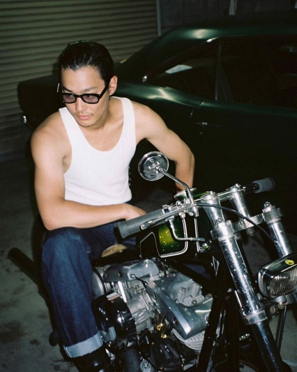 胸下まで超ロン毛…野村周平〝激変〟グラサン＆革ジャン最新ショットに