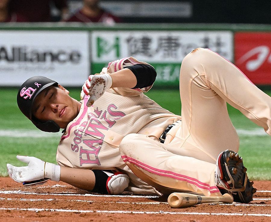 ソフトバンク 秋広優人 支給 実使用 リストバンド アシックス ソフトバンク新戦力の秋広優人にヒヤリ 左膝付近に死球受け一時