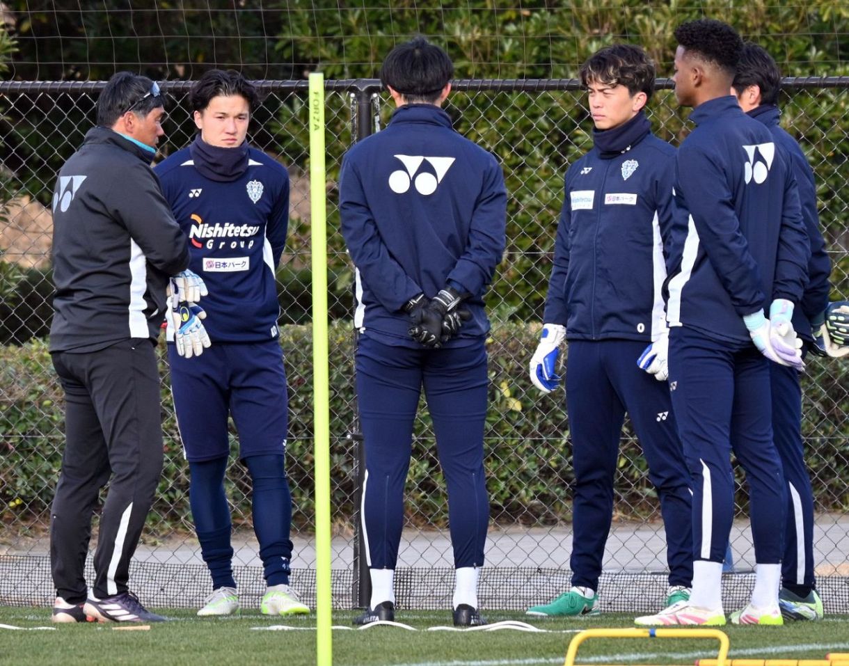 アビスパ福岡　練習着　ピステ　GK用 J1アビスパ福岡、GK5人体制の意図は…？「皆さんもそう思われたと思うん
