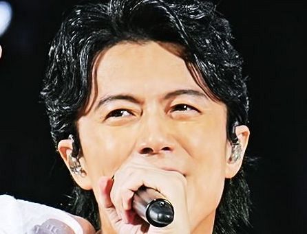 よう～バレないな」福山雅治〝変装自撮り〟映画観賞姿に「オーラ消し