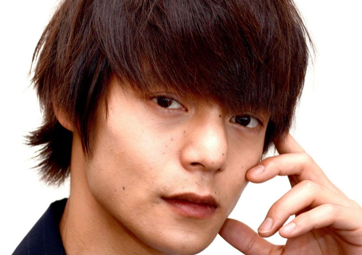 電撃婚から6年〝妻チラ見せ!?〟窪田正孝のプライベート激レア写真にSNS