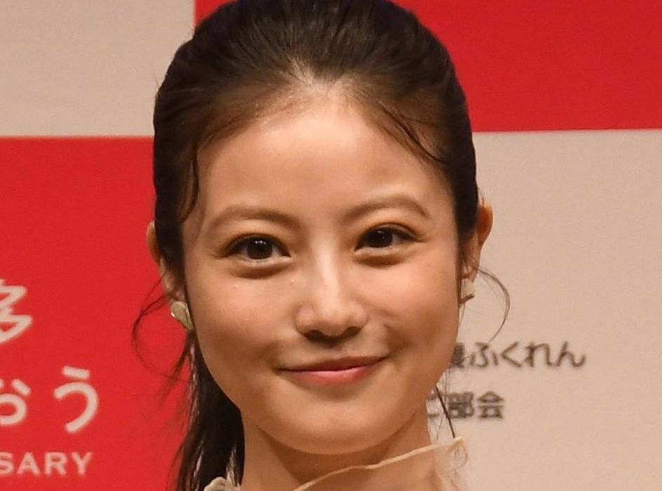 これは見る」今田美桜、〝ぴったり白T〟で腕を上げ…「視線をガッツリ