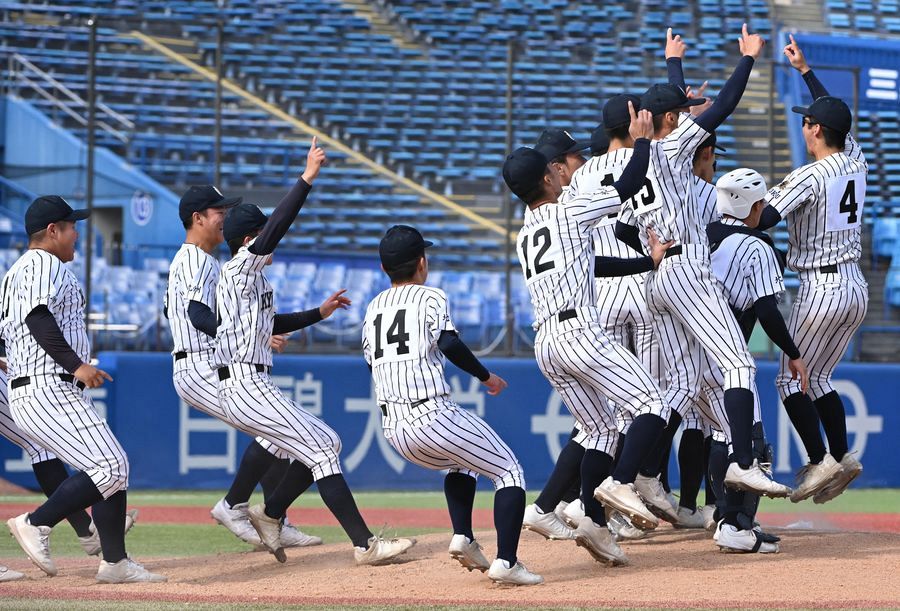 九州国際大付が初優勝 1年生左腕の岩見輝晟が9回2死まで1失点11奪三振