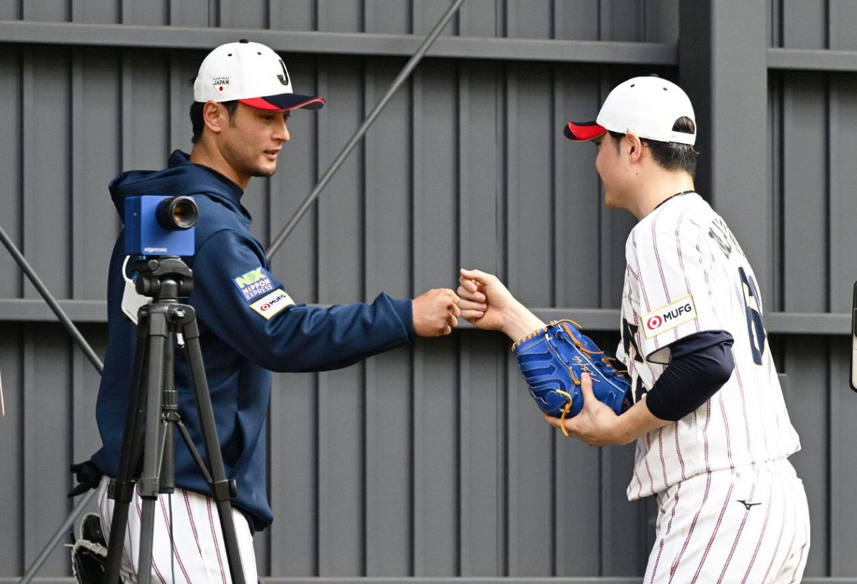 ダルビッシュ有　WBC事前合宿を終える　野球日本代表投手陣と　神戸新聞 2/26 WBC:ダルビッシュ有のユニホームが侍のベンチに…事前合宿に