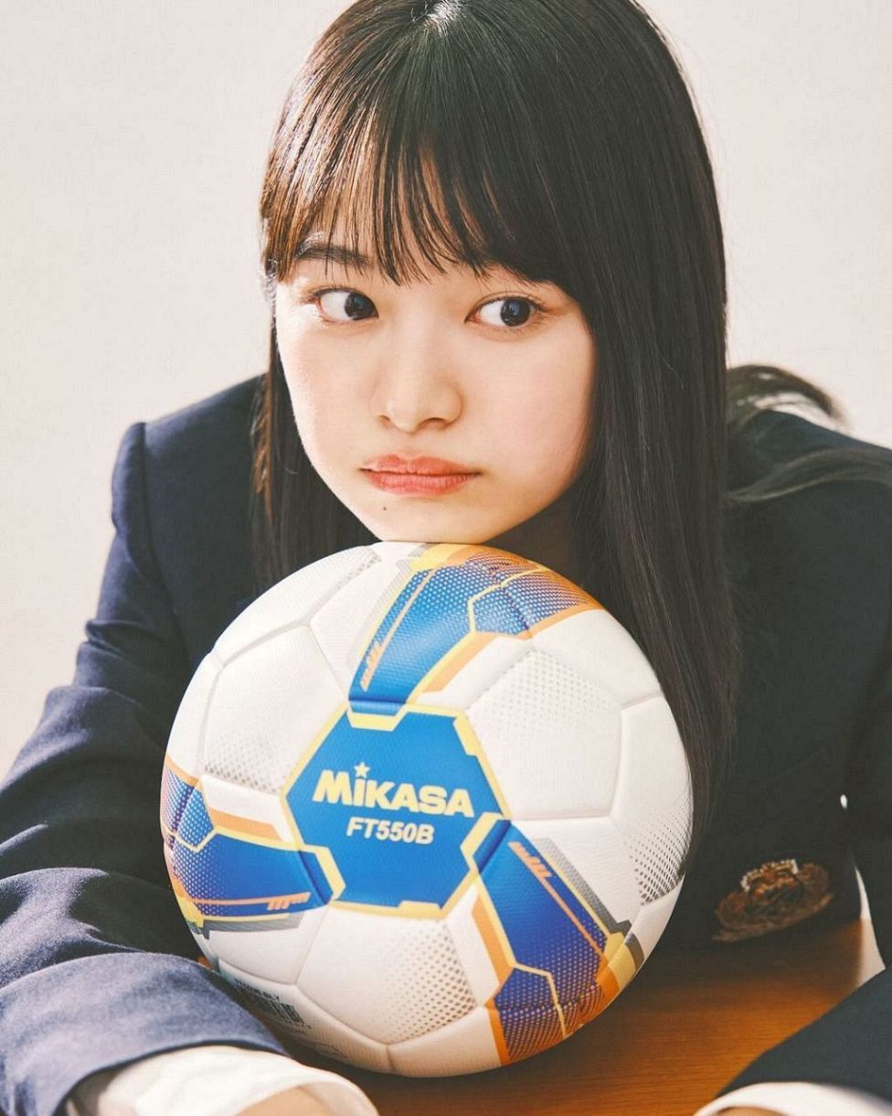 まさかのミニスカ」高校サッカー応援マネ、16歳女優の〝五段オチ〟写真