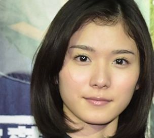 「目の保養」31歳・松岡茉優〝ぴったりニット〟の外出姿に反響 ...