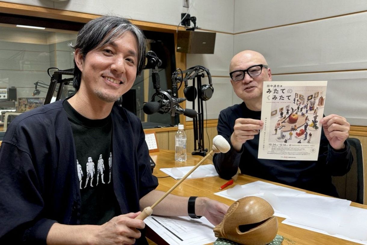 M1(めんぼう1本)グランプリ」で話題の田中達也(左)(X｜ある日用品を