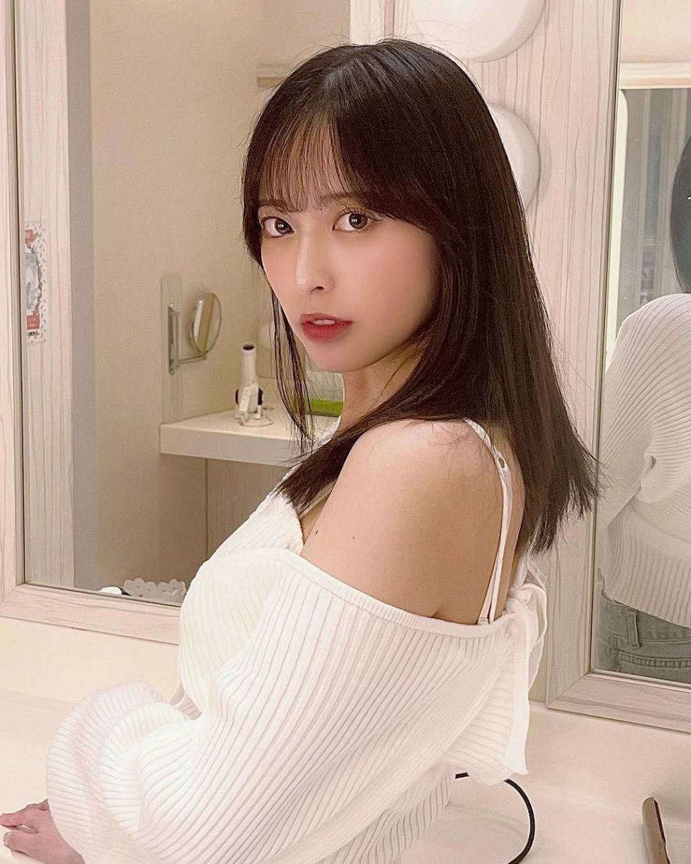 なんかすごっ」〝たくし上げ〟ショットの女優・大槻理子に「くっきり