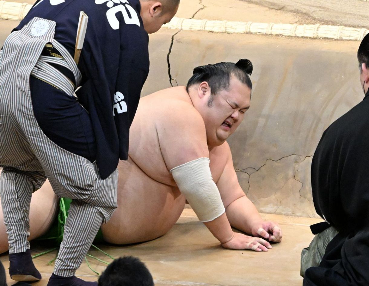 CMにも出演した人気力士が土俵下で動けず館内騒然 32歳…関取の座