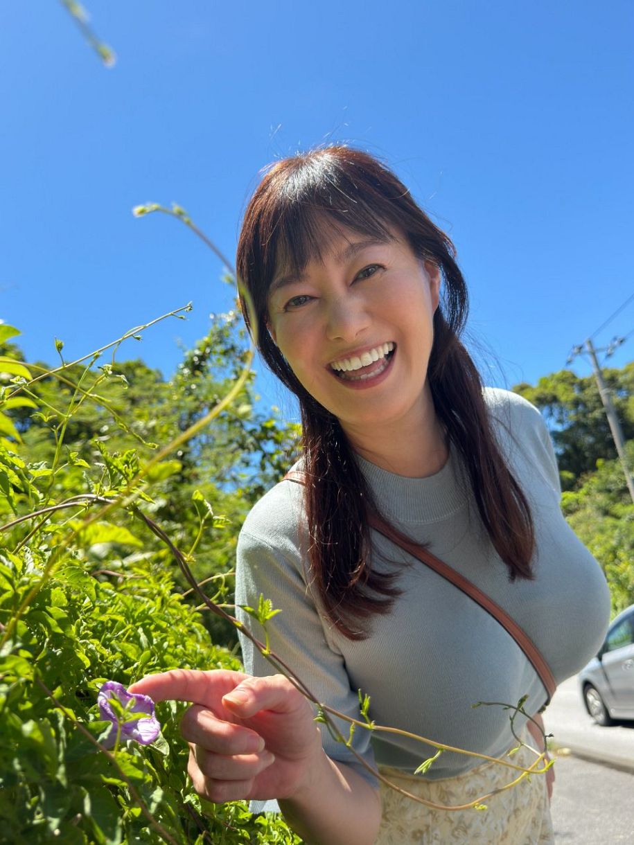 攻めますねー」「さらけ出して」元NHK竹中知華アナ、44歳〝制服