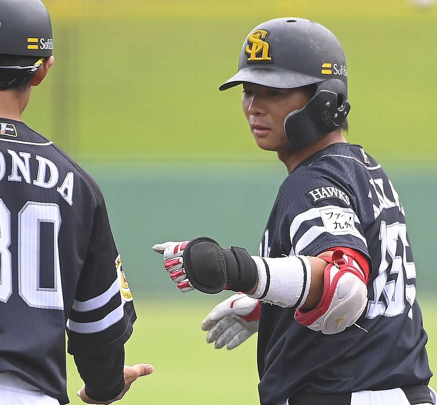 ソフトバンク育成2年目の仲田慶介、2安打でV王手に貢献「胴上げ