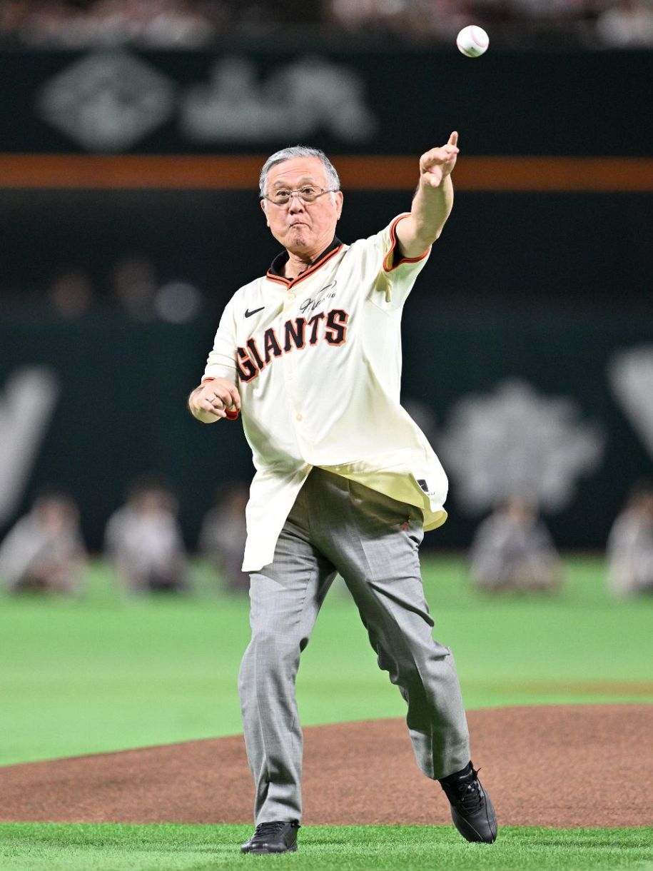 日本選手初のメジャーリーガー、セレモニアルピッチで豪快