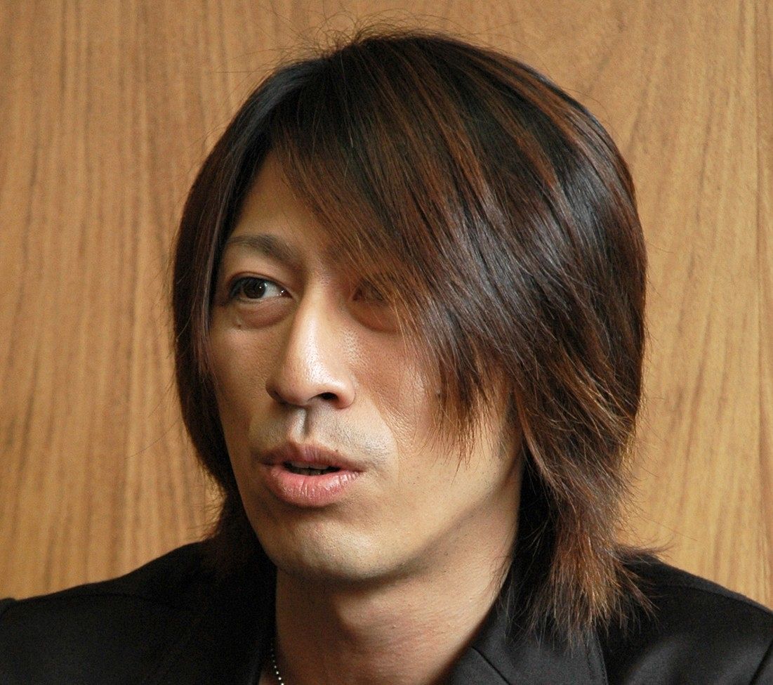 顔が怖すぎて…」GLAY・TAKUROの近影に反響続々「背も伸びた？」「優し