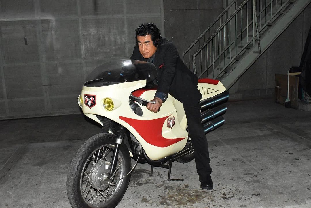 80歳でこの毛量は凄いな！」傘寿の現役ヒーロー藤岡弘、が22歳息子と