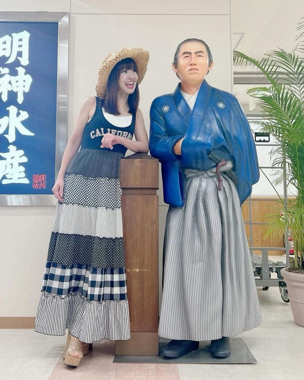 全く別人」「だ、誰〜」お笑いコンビ妻〝変貌ぶり〟にネット騒然「国宝