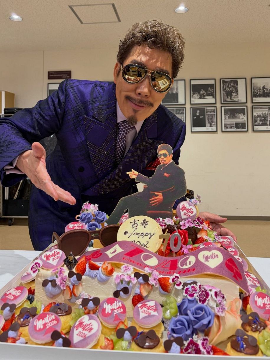 会場入り早々ラーメンをすすって…」鈴木雅之〝福岡名物堪能〟姿に