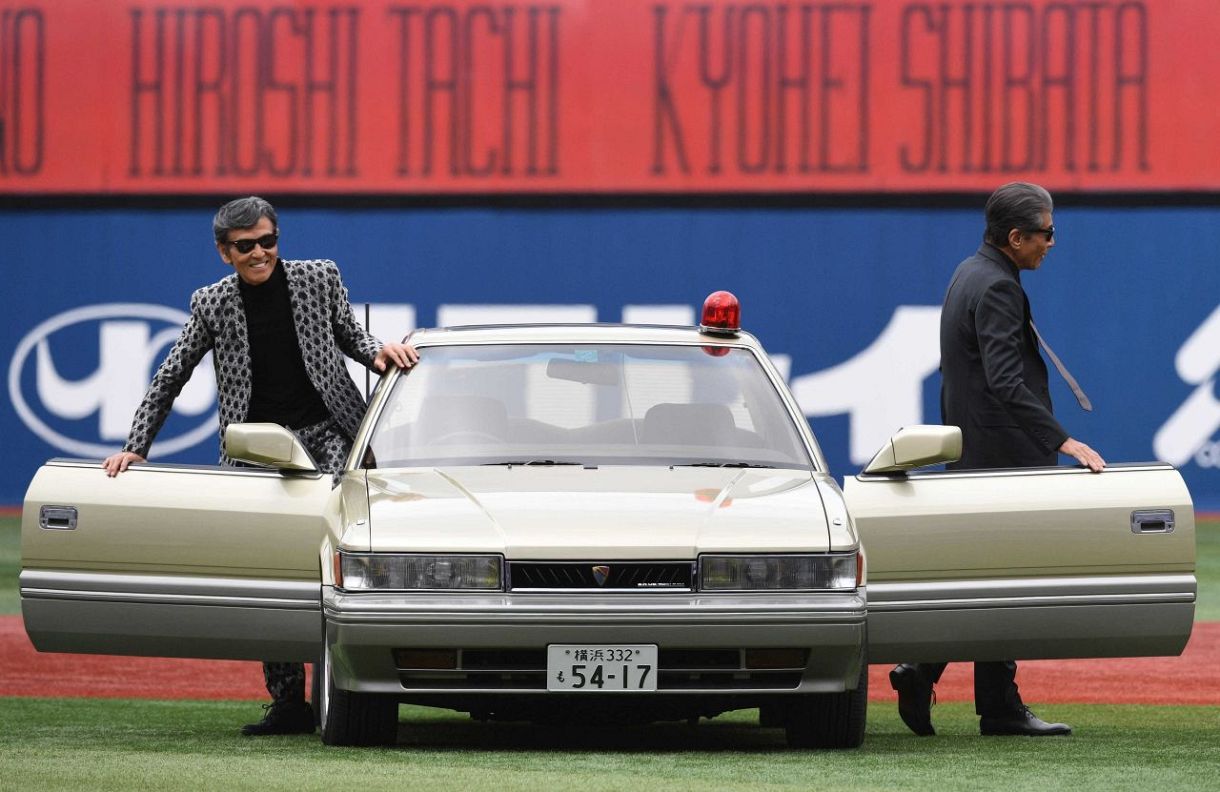 奇跡の72歳」〝セクシー刑事〟のストライク始球式に大反響「年齢なんて