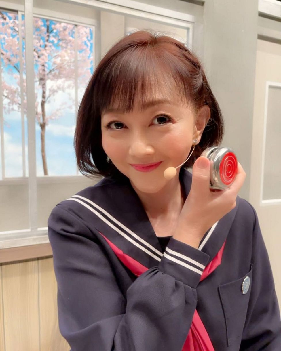 なぜ劣化しないの？」56歳浅香唯〝久々グラビアショット〟に大反響