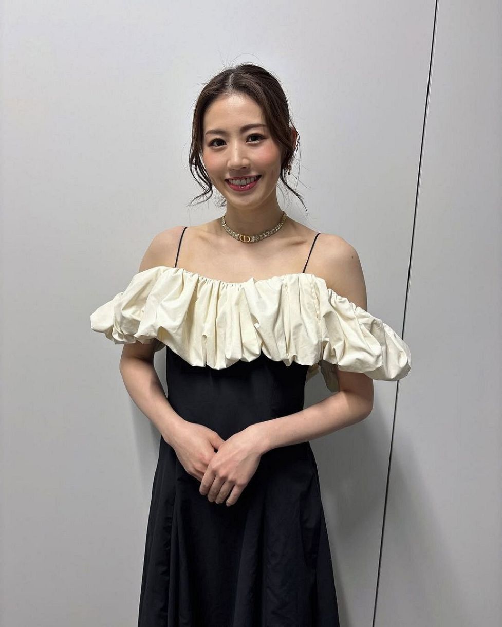 パリ五輪銅メダリストが華麗なる〝肩出しドレス〟姿を公開