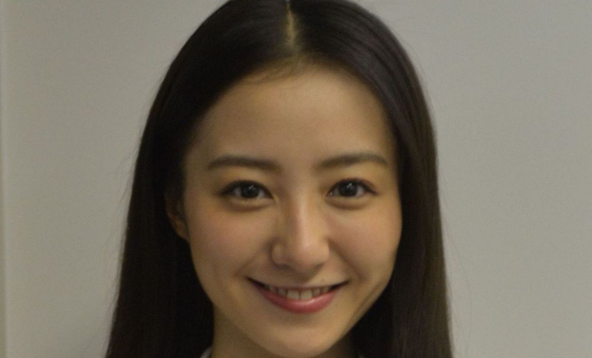 仮面ライダーオーズ」怪力ヒロインから16年…〝前垂れ〟ドレス姿の高田