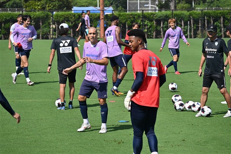 アビスパ福岡　練習着　ピステ　サイン入り(岩崎選手、金森選手、永石選手、亀川選手 J1アビスパ福岡 〝原点〟を思い起こさせる新練習着 選手の意見も交えて
