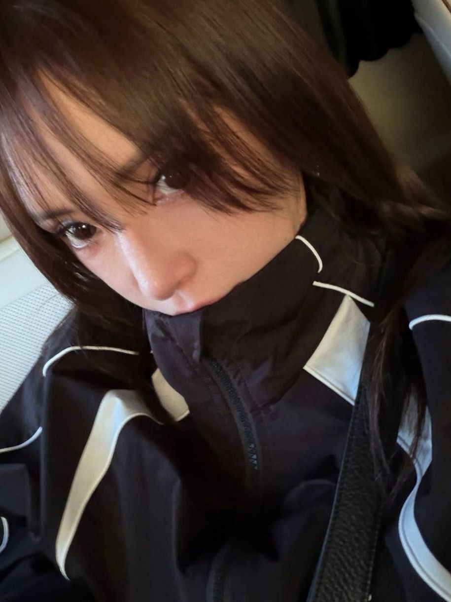 希少　浜崎あゆみ　簡易椅子の上部 私の腹肉つまんで遊んでます?」47歳浜崎あゆみ〝鷲掴みショット〟に