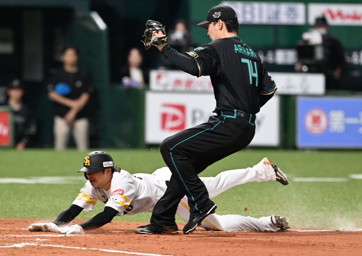 ソフトバンク川瀬晃が決死のヘッドスライディング バッテリーミス逃さ
