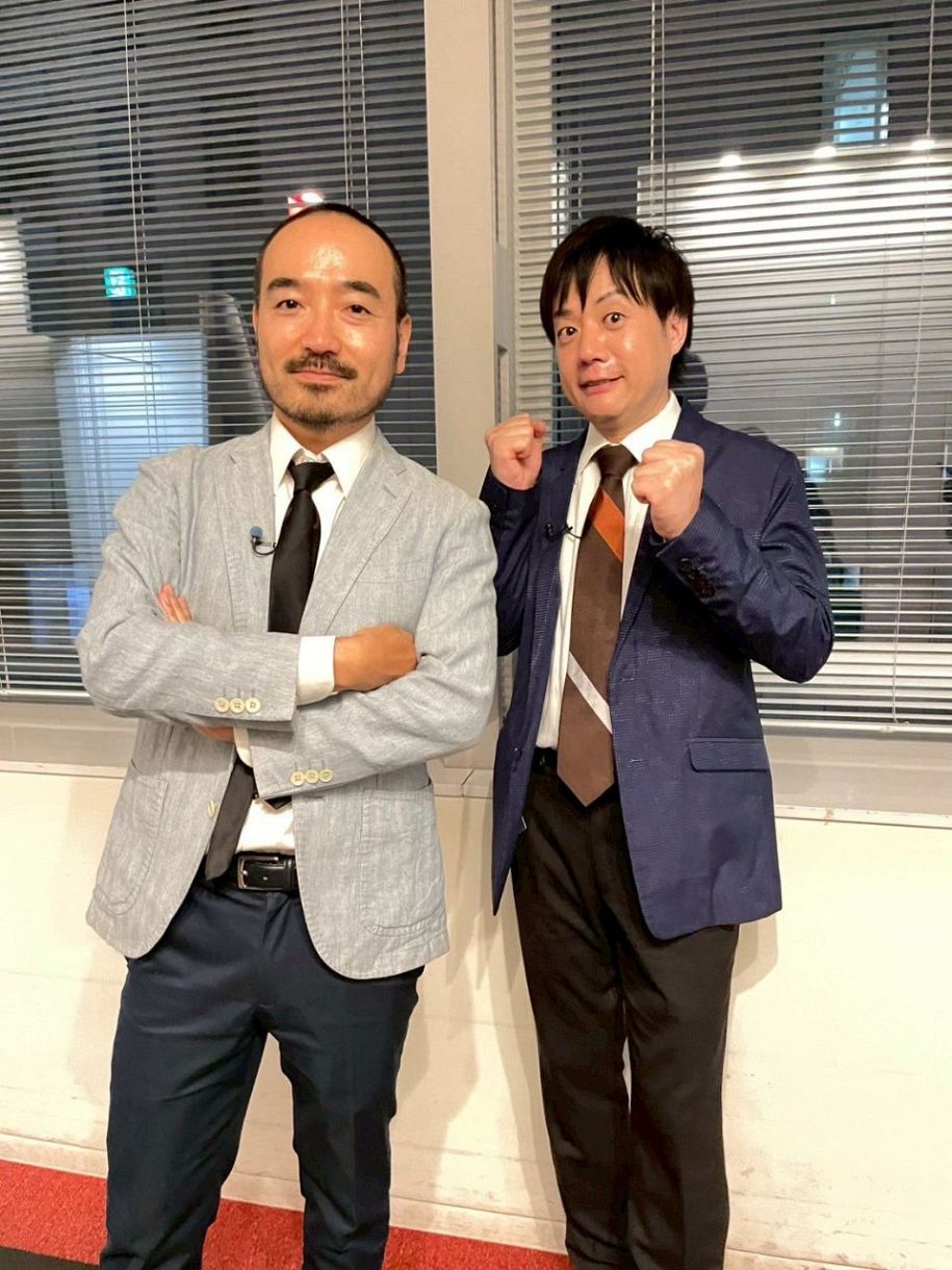 白装束法衣のモデルショットで話題の岩崎う大(左)隣は「かもめ｜12年前