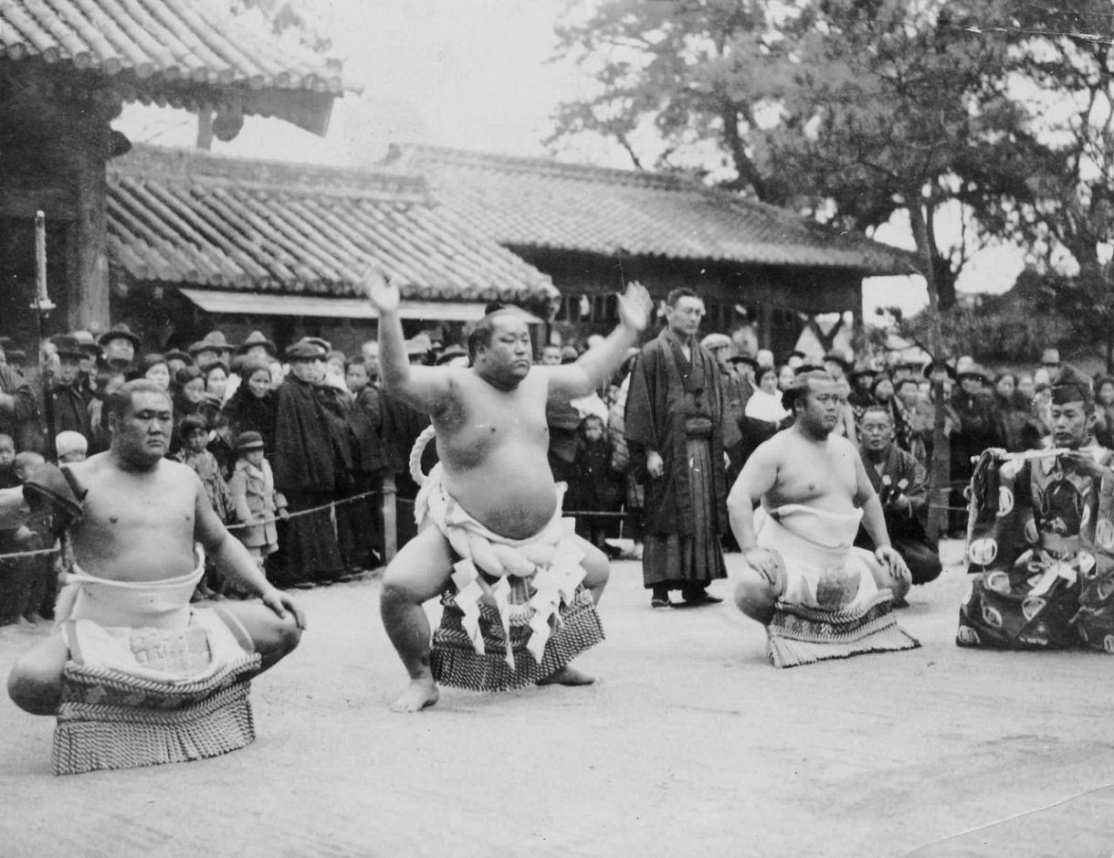 34歳で急逝〝不滅の大横綱〟墓参り…横綱・大の里の2ショットに「最高