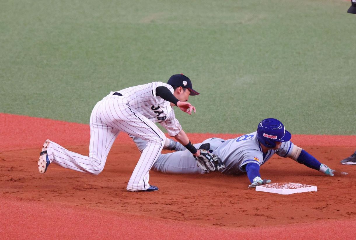 侍ジャパン】日本ハム万波中正が〝爆肩〟披露 好返球も