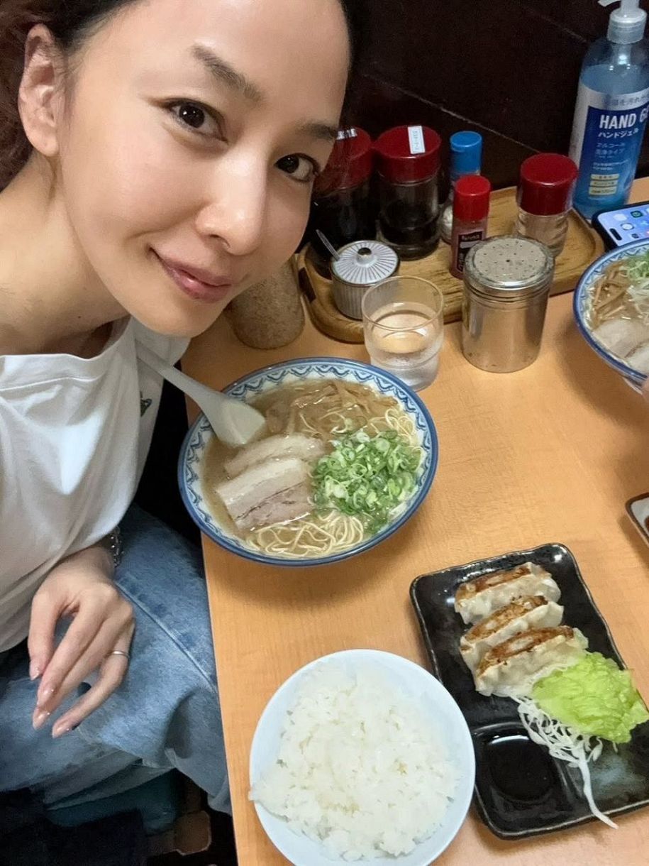 ちょっと待って！ヤバイって」42歳歌姫〝胸元＆手首タトゥー〟ちらり