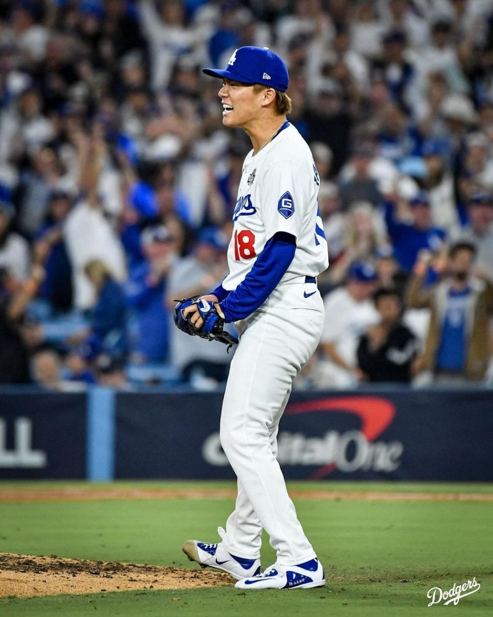 山本由伸の応援に元同僚が駆けつけた！ 観客席での3ショットに