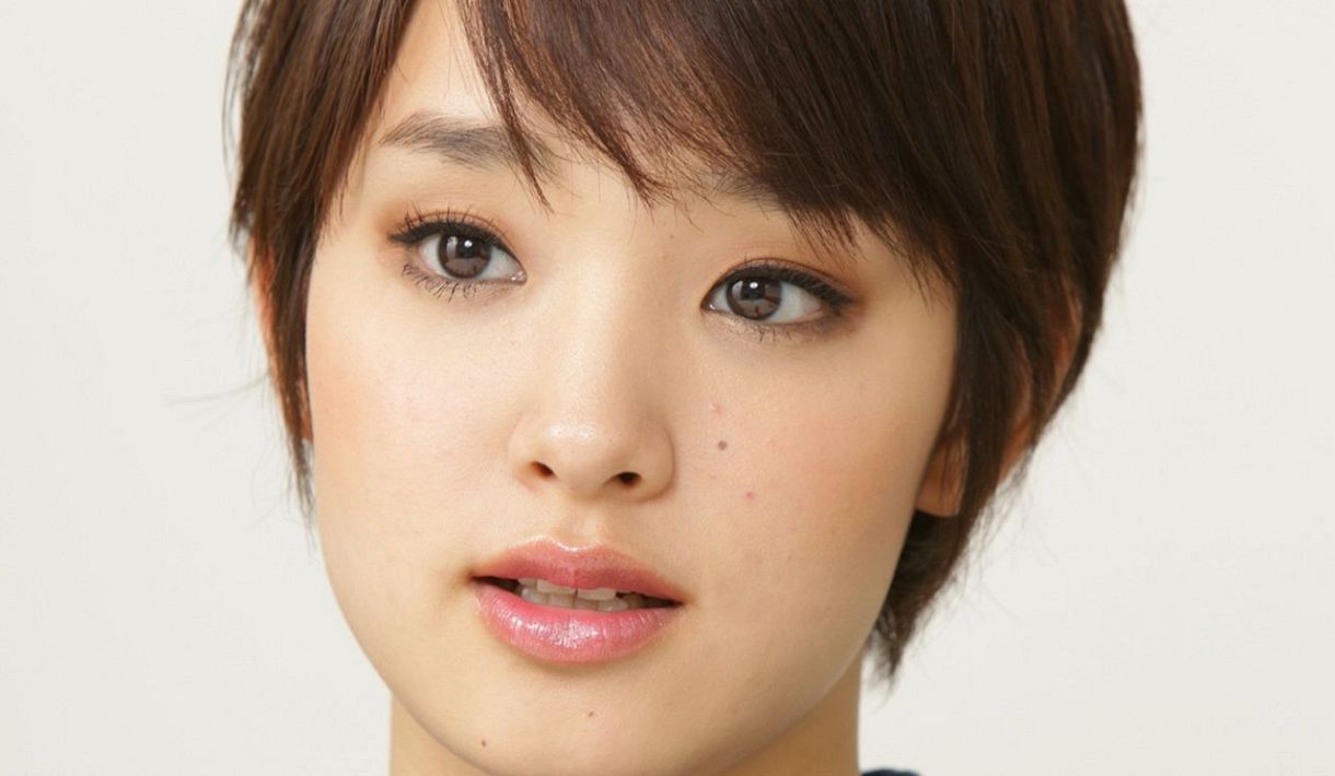 妖艶で困ります」〝ランチパック〟CMでブレイク…〝雰囲気ガラリ〟33歳