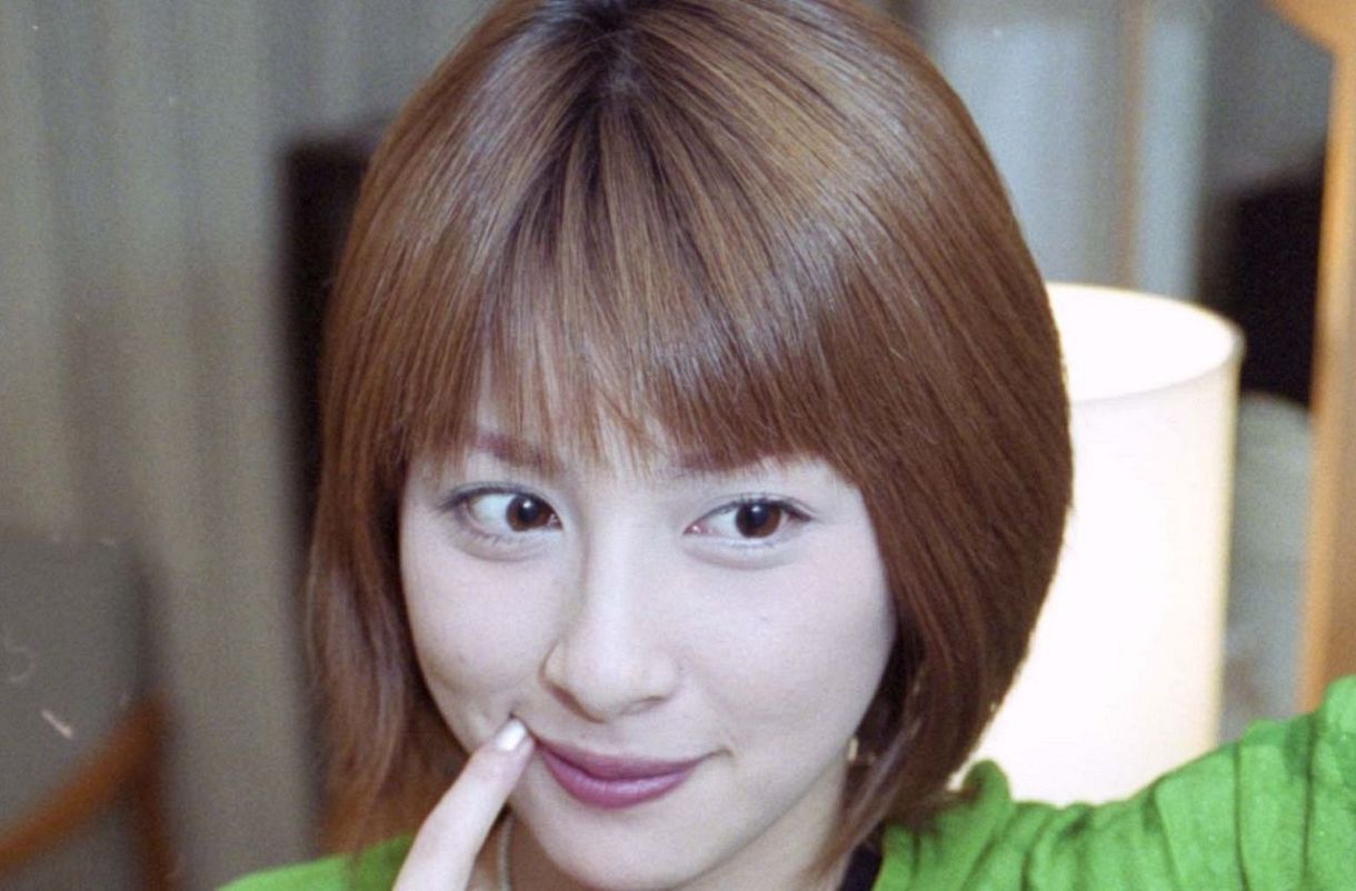 46歳洗練された姿〟が話題の奥菜恵＝2000年撮影｜「え、3回結婚してた