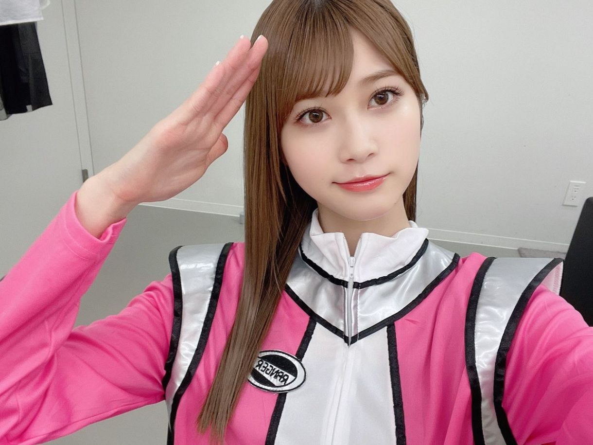 黒ストッキング＋スカーフ〟 めるるがCAになったら…〝仕事モード