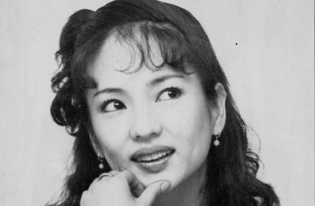 神秘的なモデルショット〟が話題。写真はの中村里砂の母、五十｜「ます
