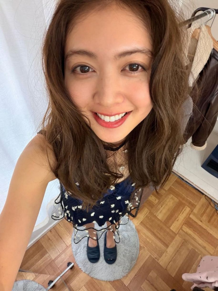 王様のブランチ」リポーター〝雰囲気がらり〟松元絵里花が大人キャミ