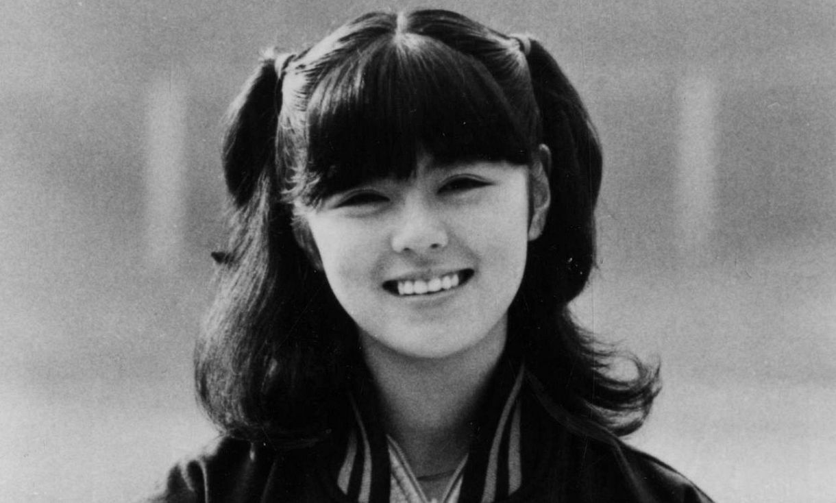 元祖「貝殻ビキニ」武田久美子〝豪華機内食〟ショットに反響「いつ見て 