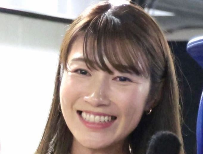 黒もいいですね」強風でミニスカひらひら…〝惜しい〟ショットの狩野