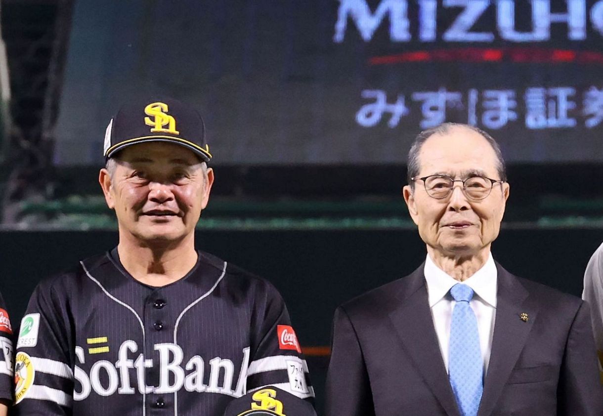 工藤氏（左）と王貞治球団会長＝2025年｜「そこから自分たちも変わった