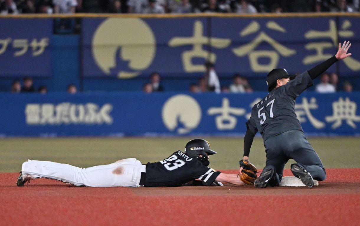 ソフトバンク周東佑京、速すぎて盗塁死？ 勢い余って二塁ベースを