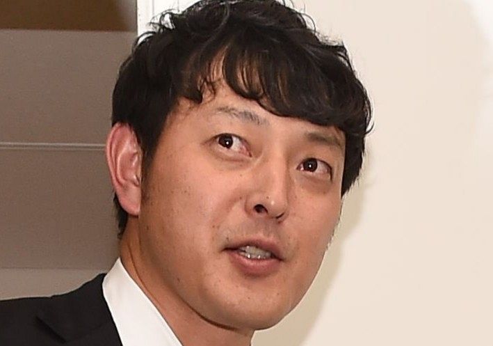 楽天Eagles 岩隈久志フィギュア&アヒルちゃん 長女と20歳差の3歳末娘が撮影…岩隈久志さん〝思い出の地〟夫婦ショット